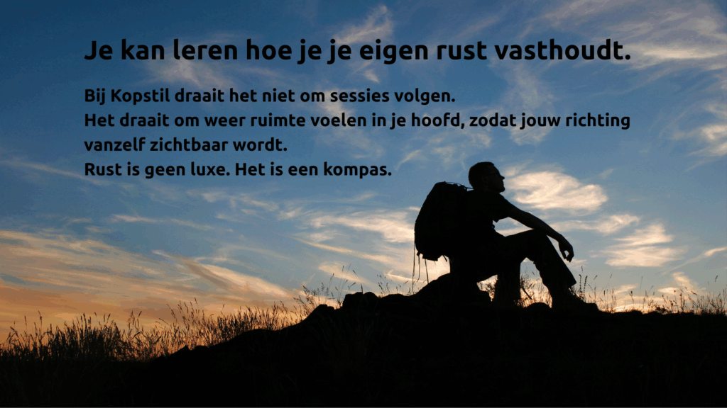 Wandelaar met een rugzak, ondergaande zon. Zijn kop is stil. Lifestyle coaching in Gorinchem. Leer je rust in je chaos te vinden en te behouden